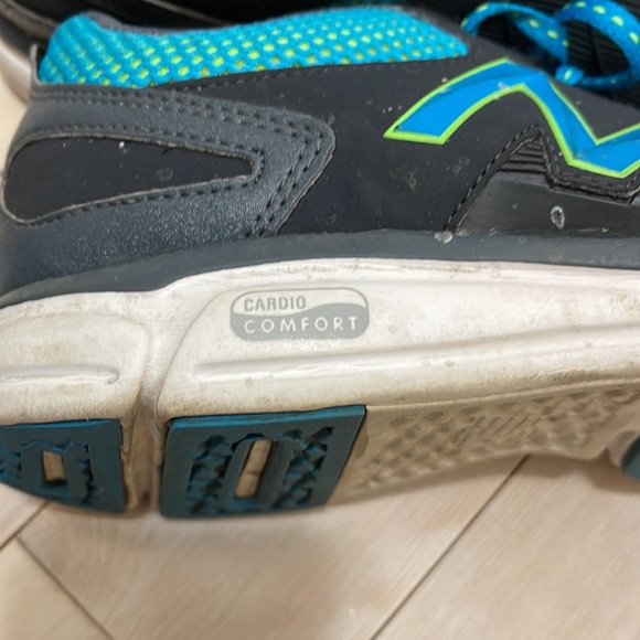 New Balance sneakers - Picture 4 of 10